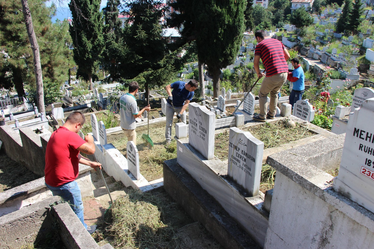 Mezarlıklarda Bayram Öncesi Temizlik Çalışması