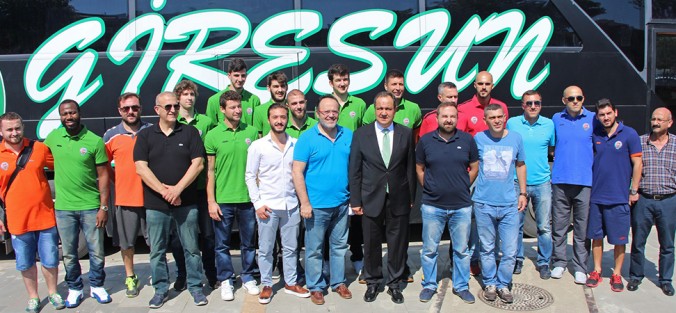 Yeşilgiresun Belediyespor yeni transferlerini basına tanıttı.