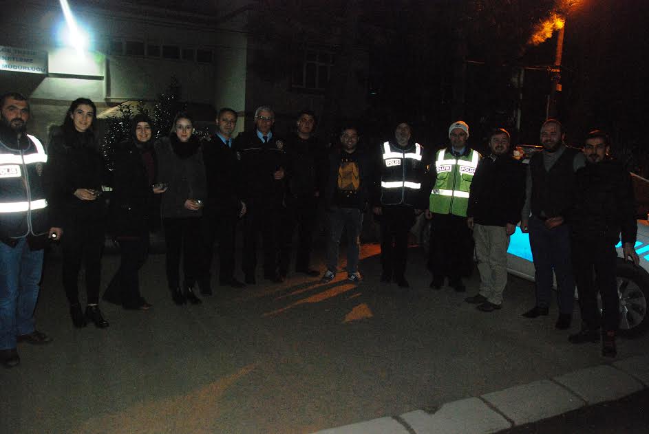 AK Gençler Polisinin Yanında