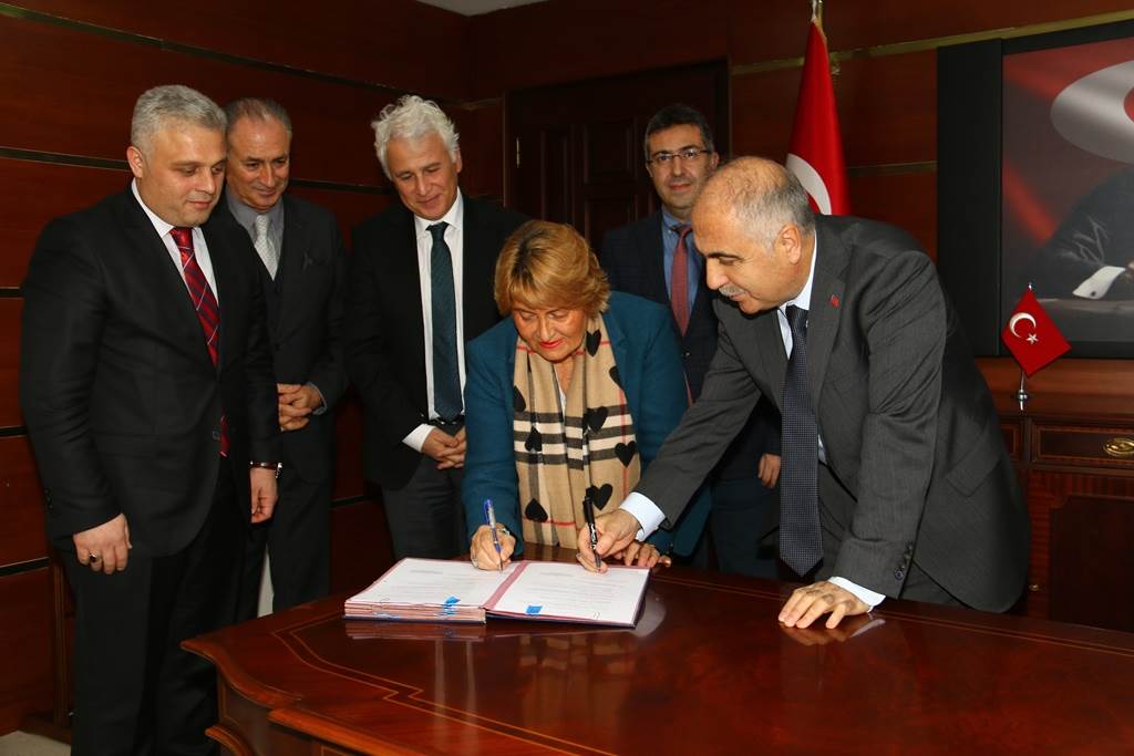 Vali Karahan, Öğrenci Yurdu Protokolünü İmzaladı