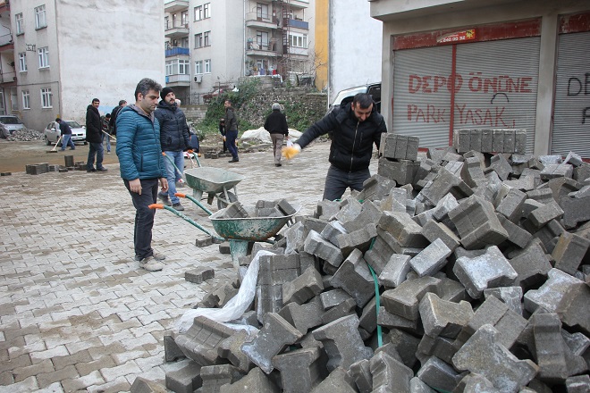 Ara Yollarda Parke Döşeniyor