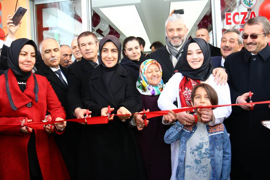 Başbakan Yardımcısı Canikli ve Vali Karahan Eczane Açtı.
