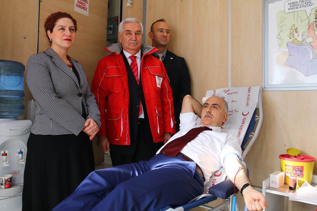 Vali Karahan, Kan Bağış Kampanyasına Katıldı