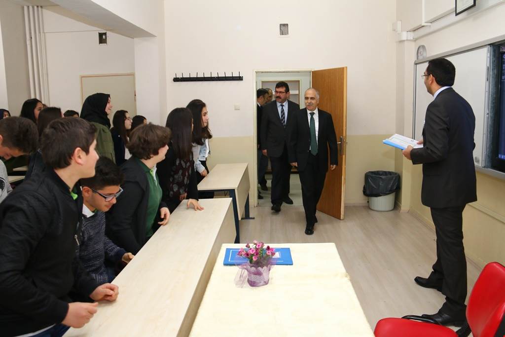 Vali Karahan Öğrencilerin Karne Heyecanına Ortak Oldu