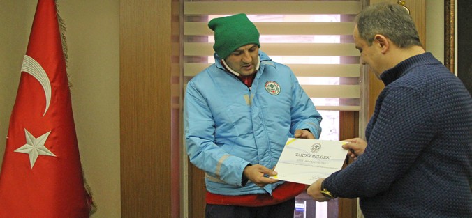 Hayvansever Belediye İşçisine TAKDİR Belgesi