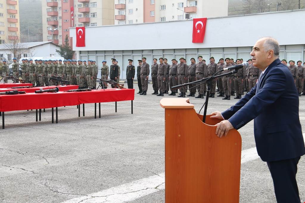Vali Karahan,Kısa Dönem Erlerin Yemin Törenine Katıldı