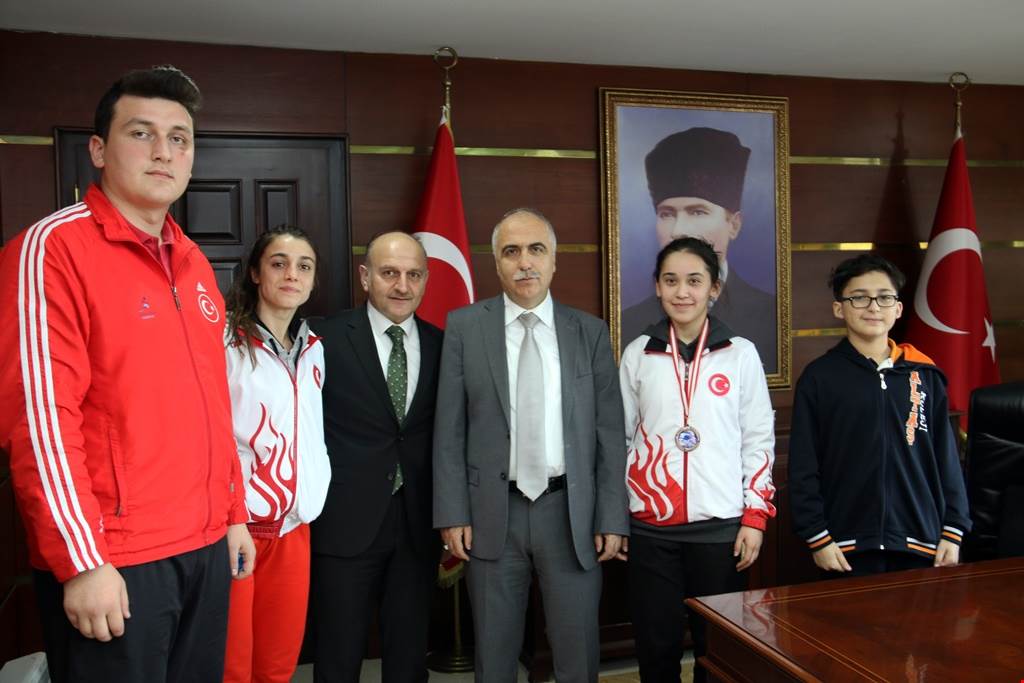 Sayın Valimizden Şampiyon Sporculara Ödül