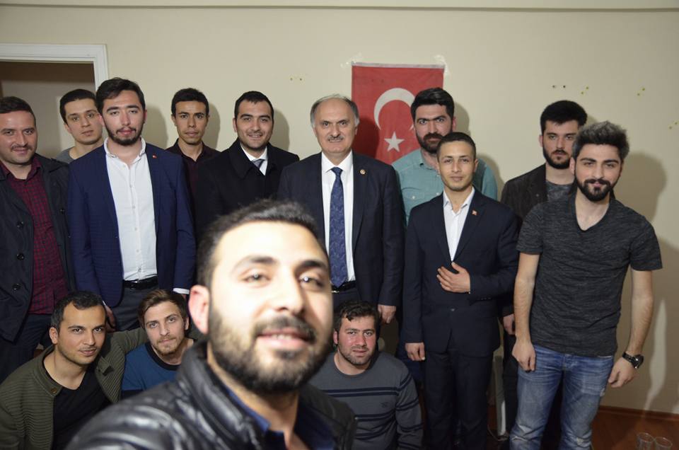 Öztürk, çalışmalarını gençlerle bir araya gelerek sürdürdü