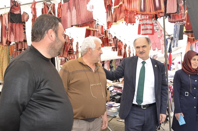 Öztürk, vatandaşlarla sohbet ederek referandum sürecini anlattı.