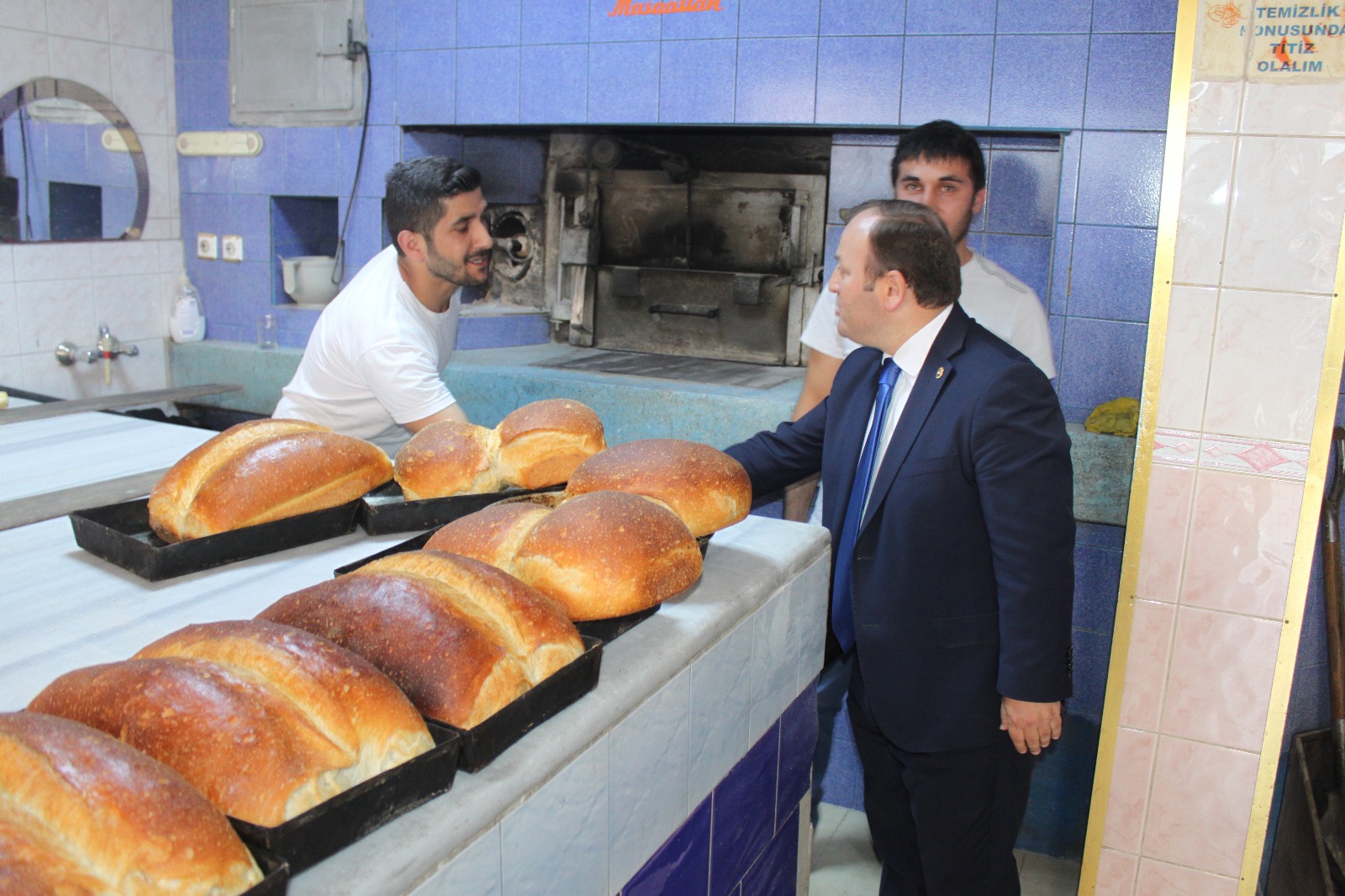 Öztürk, esnaf ve vatandaşlarla bir araya geldi.