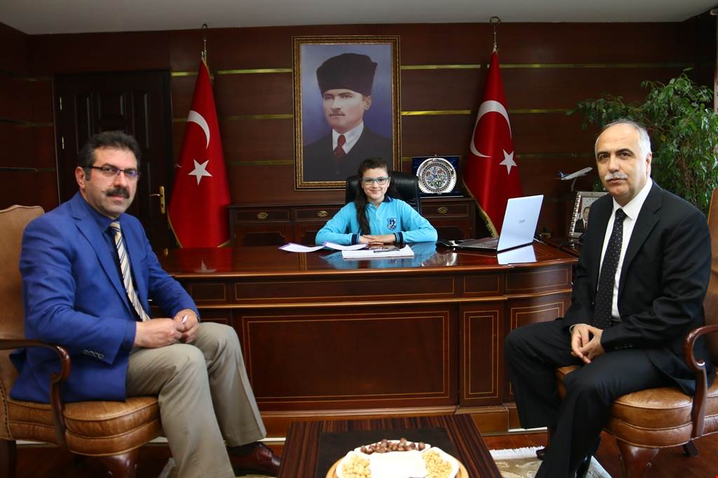 Vali Karahan Koltuğu 4.Sınıf Öğrencisi Begüm’e Devretti