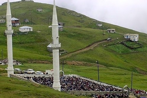 Üstü Açık Cami’de Yüzyıllardır Çim Üzerinde İbadet Yapılıyor!