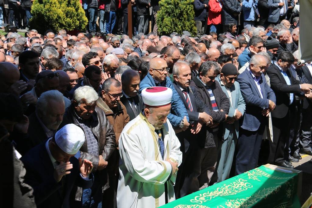 Muhtar Yılmaz'ı Son Yolculuğuna Yüzlerce Kişi Uğurladı