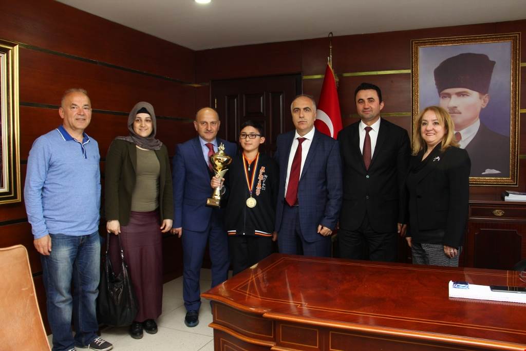 Satranç Şampiyonuna Ödül 