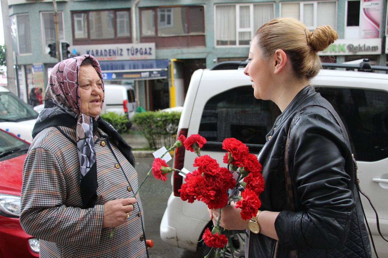 Berat Kandili Karanfillerle Kutlandı