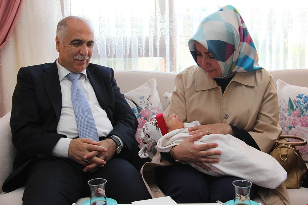 Şehidin Yeni Doğan Bebeğine Ziyaret