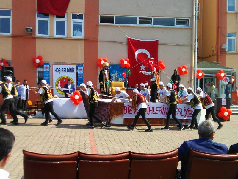 Fatih´in Nesli; Fetih Şöleninde, Temsili Gemiyi Karadan Yürüttü.