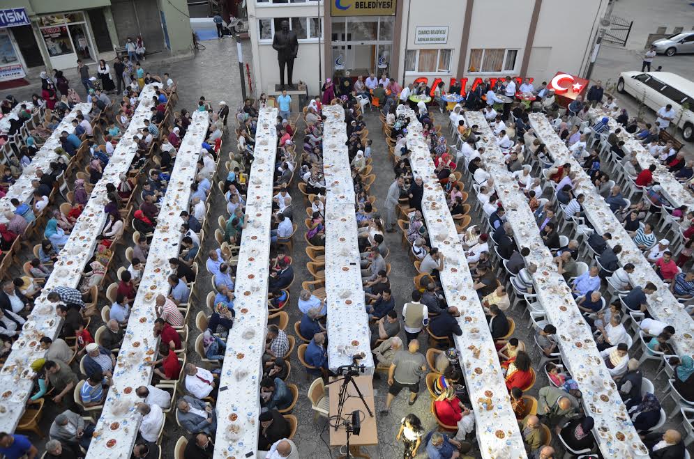 Ramazan Hüzünü Veda ile Bayram Coşkuyla karşılandı