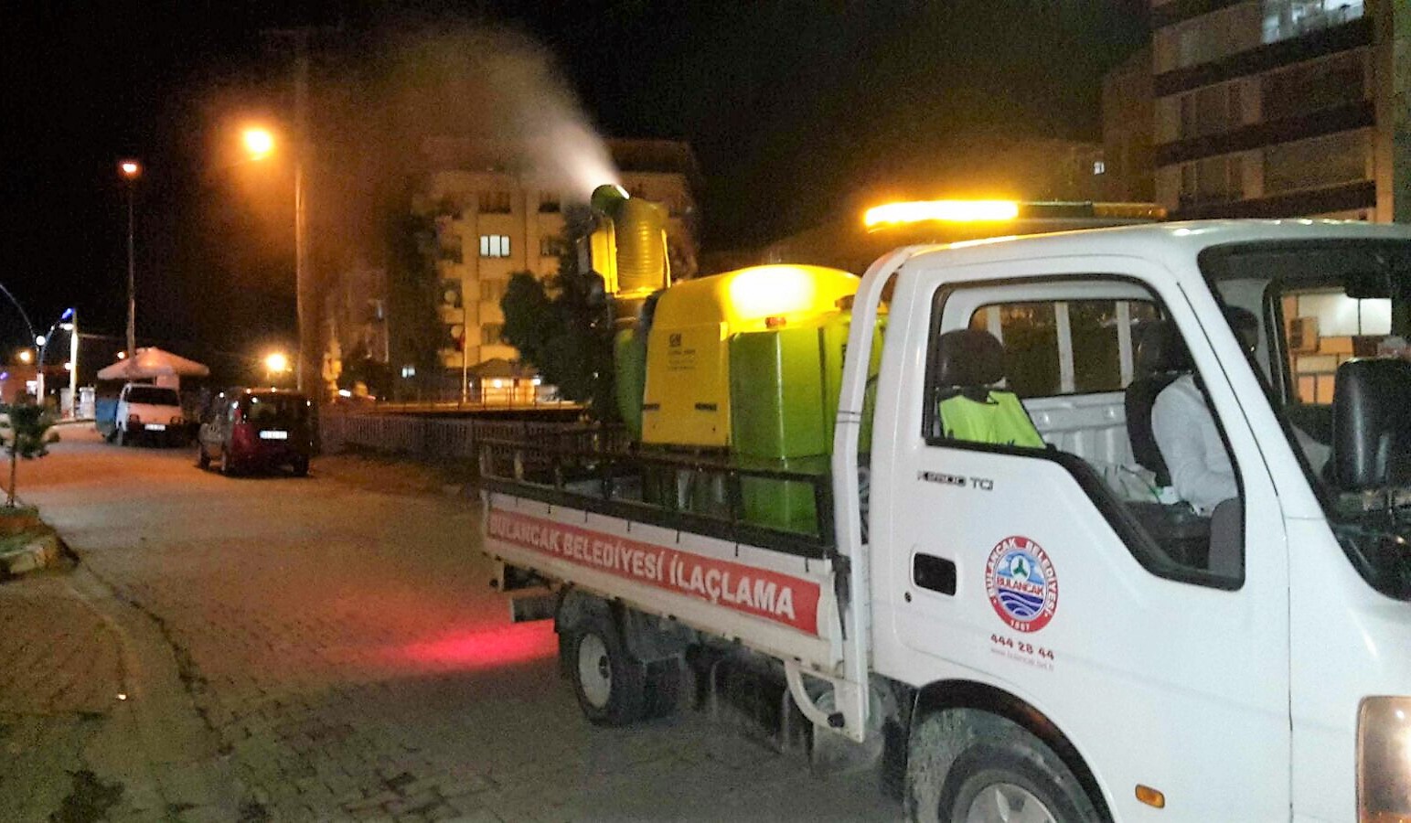 Haşerelere karşı ilaçlama çalışmaları tüm hızıyla devam ediyor