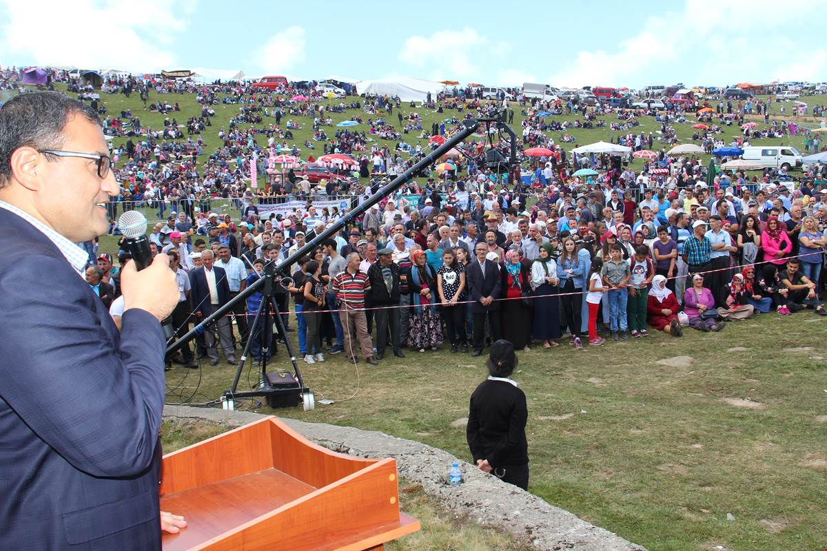 Vali Sarıfakıoğulları Kümbet Festivaline Katıldı. 
