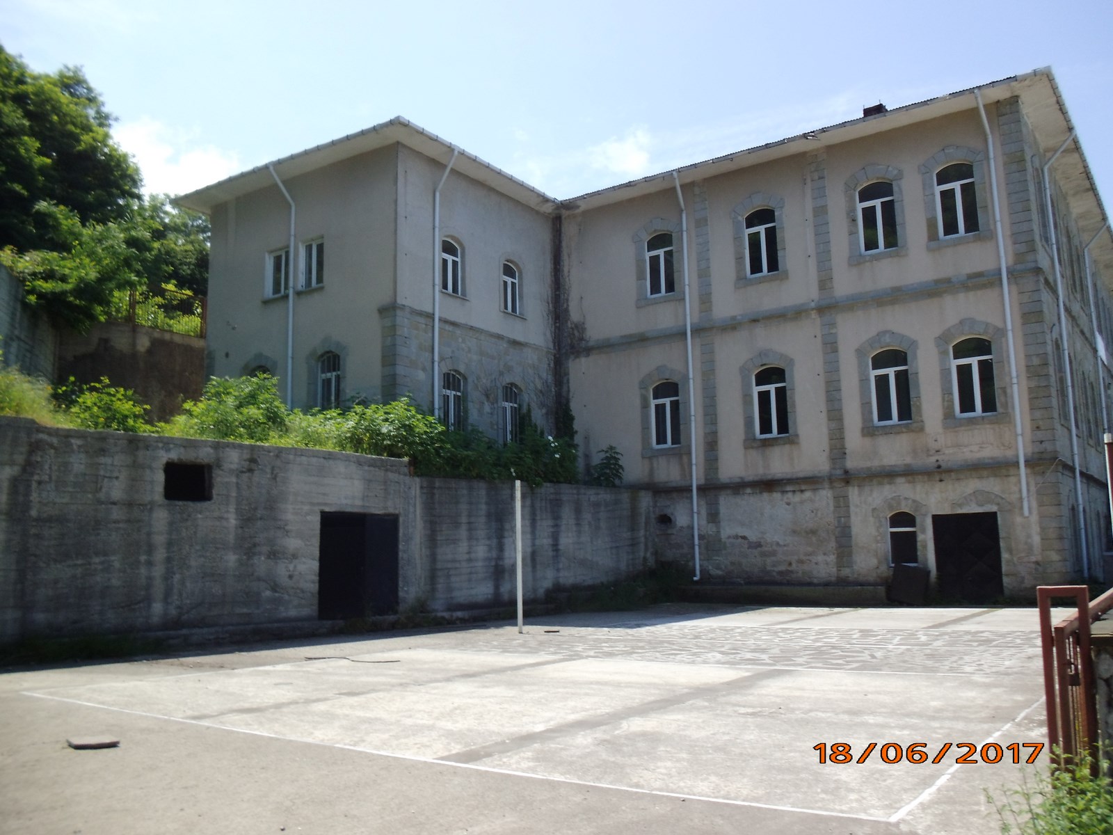 Tirebolu Lisesi Çürümeye mi Terk Edildi?