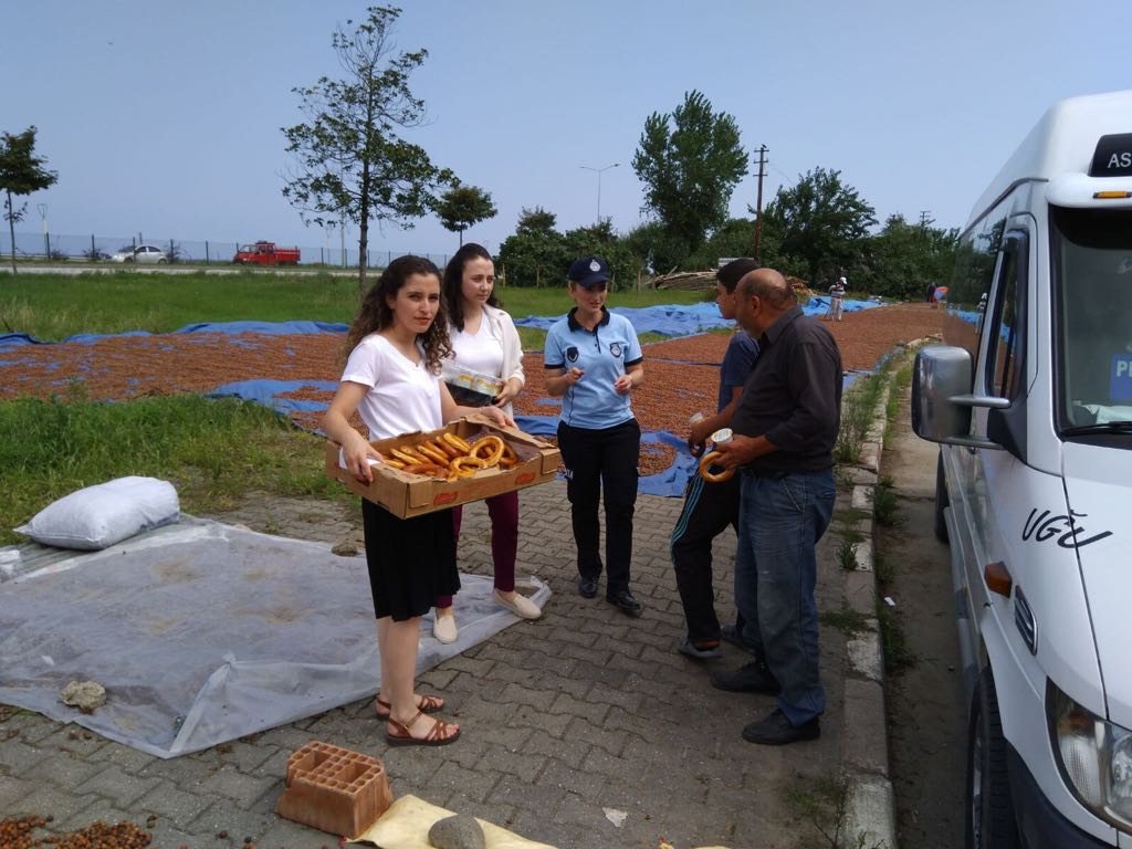 Başkan Yakar'dan fındık kurutan çiftçilere simit-ayran