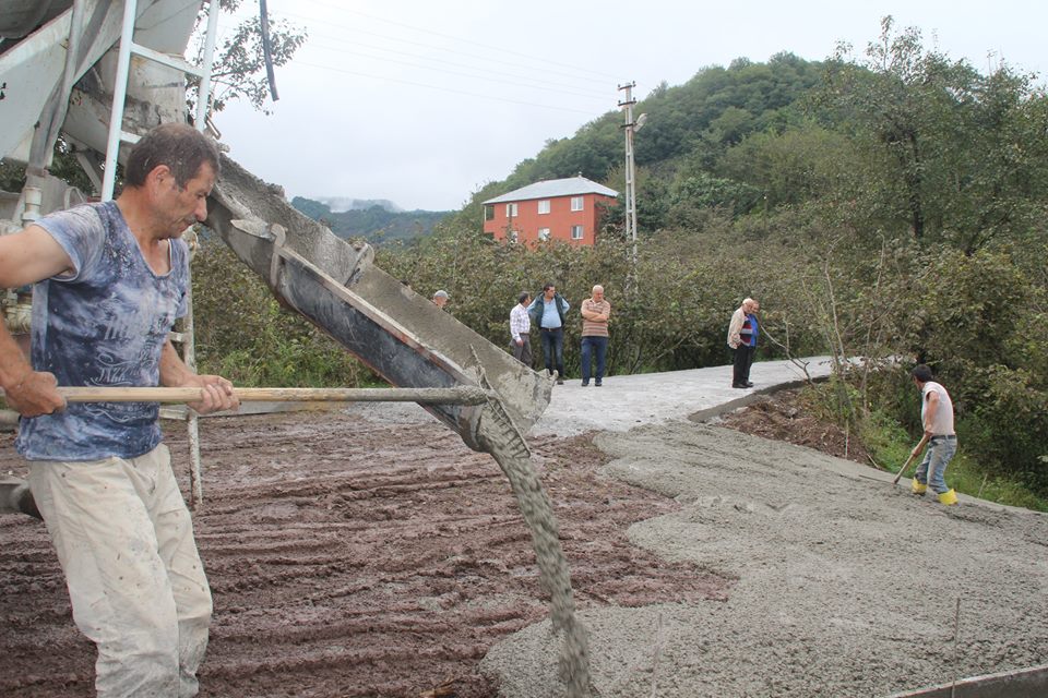 Mahalle Yollarında Beton Yol Çalışması Devam Ediyor