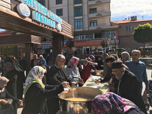 Alucra AK Parti Kadın Kolları Aşure Dağıttı