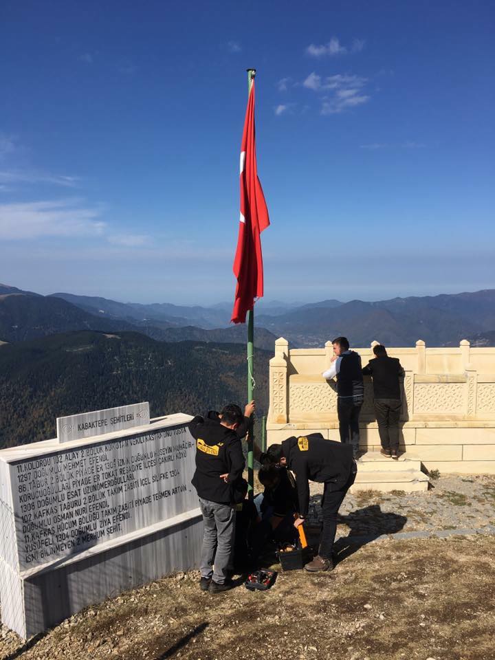 Türk bayrağını yenisi ile değiştiler