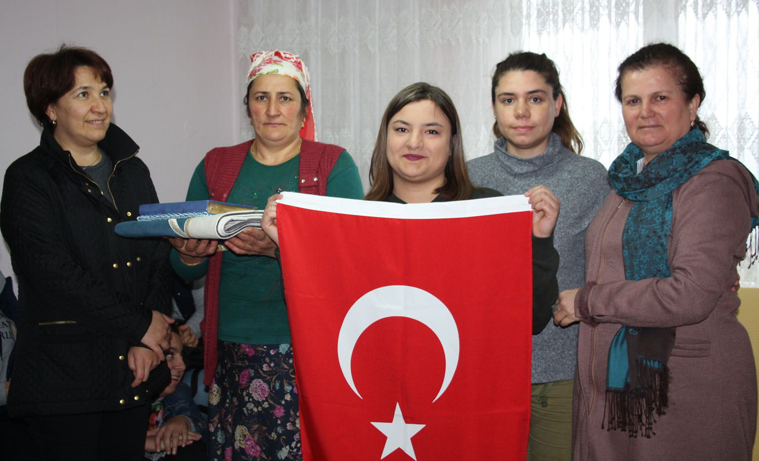 Öğrencilerden şehit annesine ziyaret