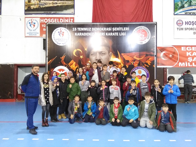 Akademi  Karatecilerinden 29  Madalya