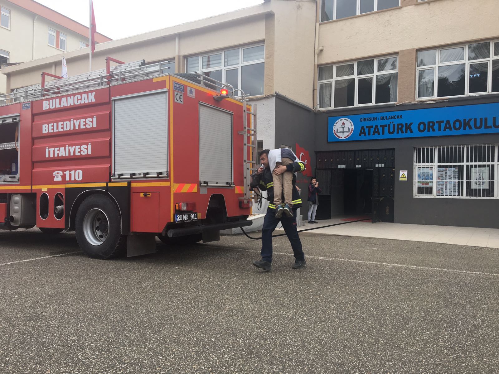 BULANCAK İTFAİYESİNDEN OKULLARDA YANGIN EĞİTİMİ VE TATBİKATI