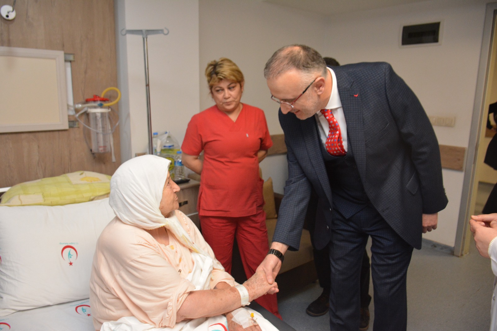 BAŞKAN YAKAR HASTALARI ZİYARET ETTİ