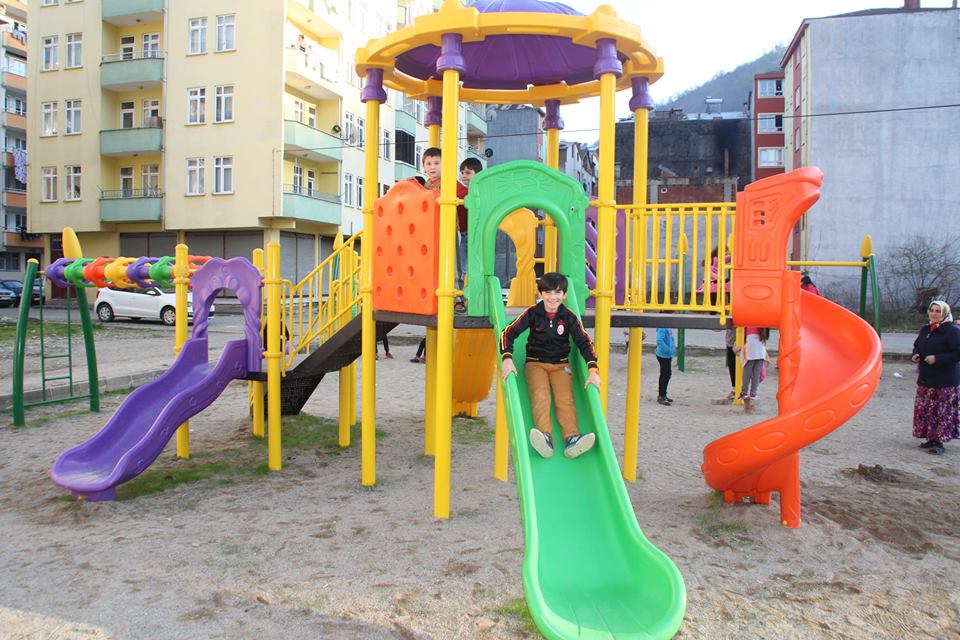 BÜK MAHALLESİNE ÇOCUK OYUN PARKI KURULDU