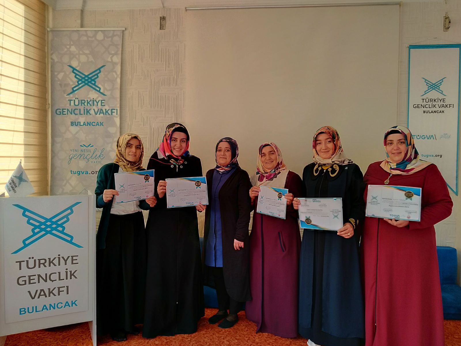 Hanımlara TÜGVA Aile Akademisi Katılım Belgeleri verildi.
