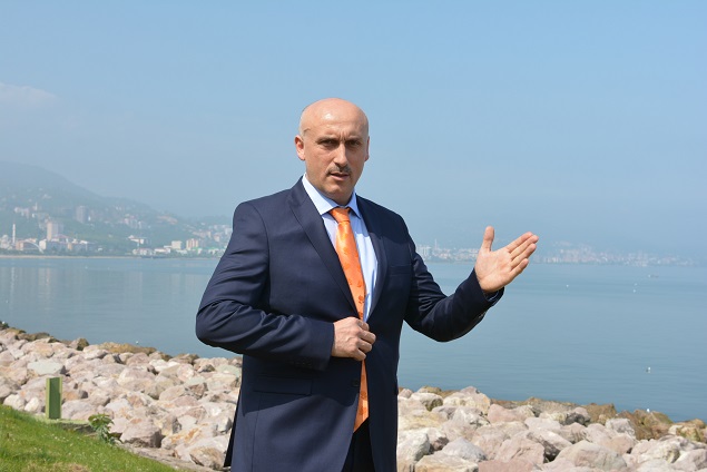 Küçük ''Millet için bayrak için ezan için DEVAM''