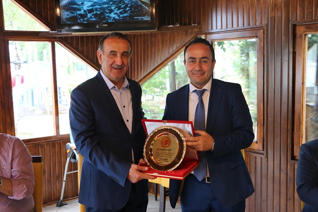 Eski Başkan Mürşit Gürel’e Veda Plaketi