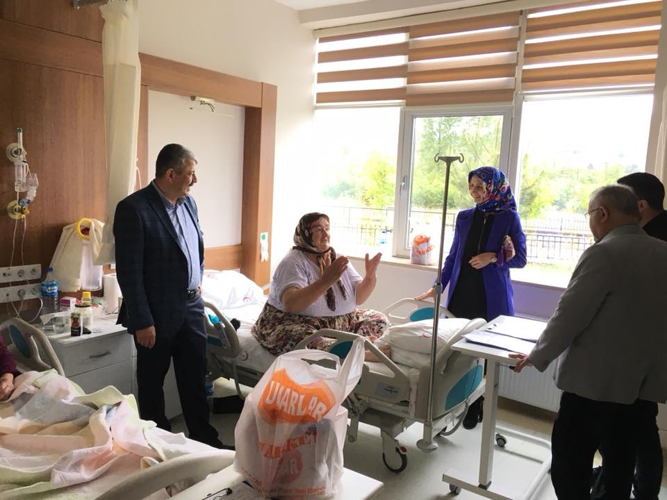 Devlet Hastanesinde Yatan Hastaları Ziyaret Etti