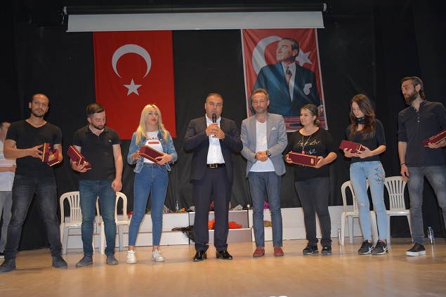 BAŞKAN ERENER TİYATRO OYUNUNDA SAHNE ALDI