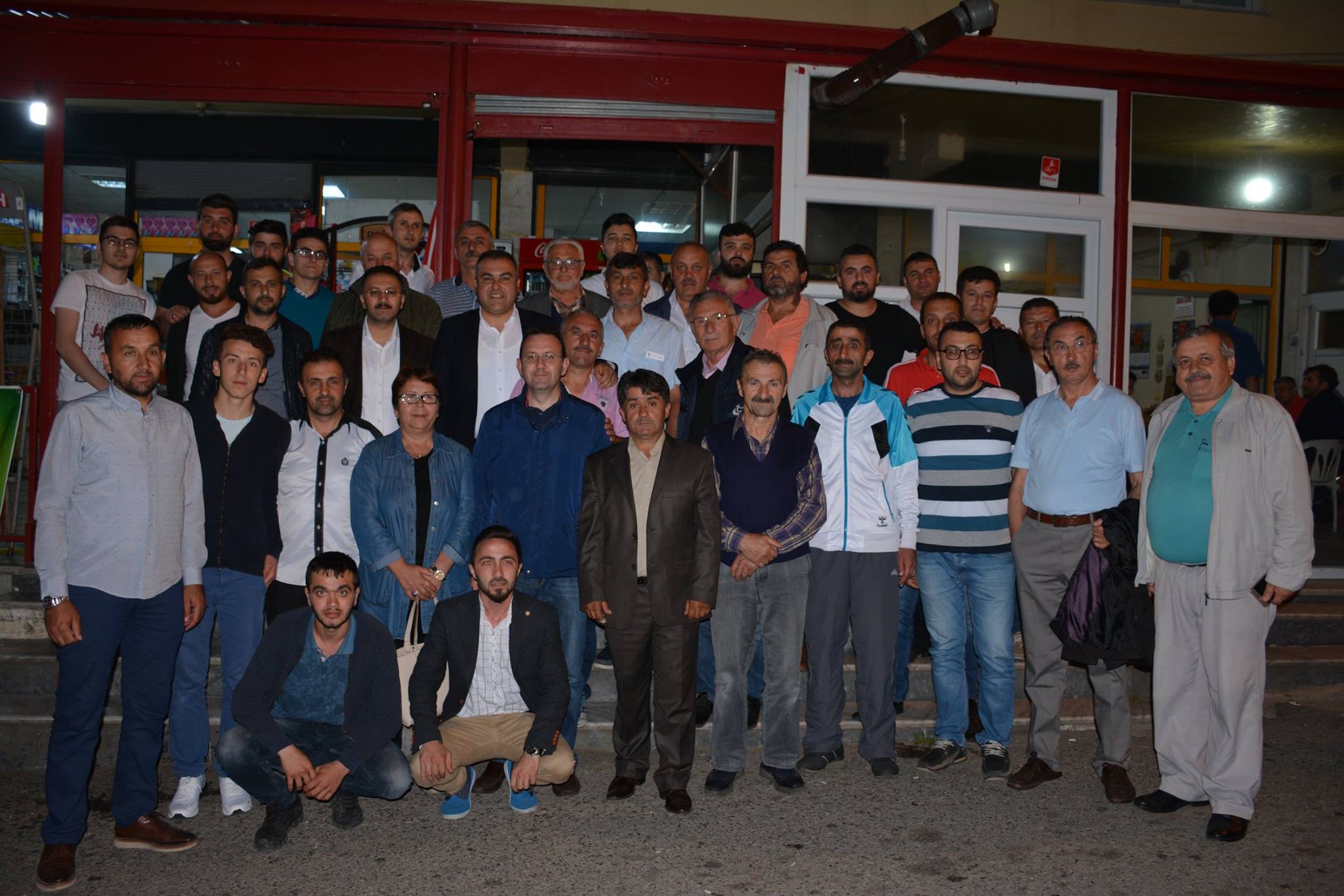 MAHALLELİNİN AYAĞINA GİDİYOR…