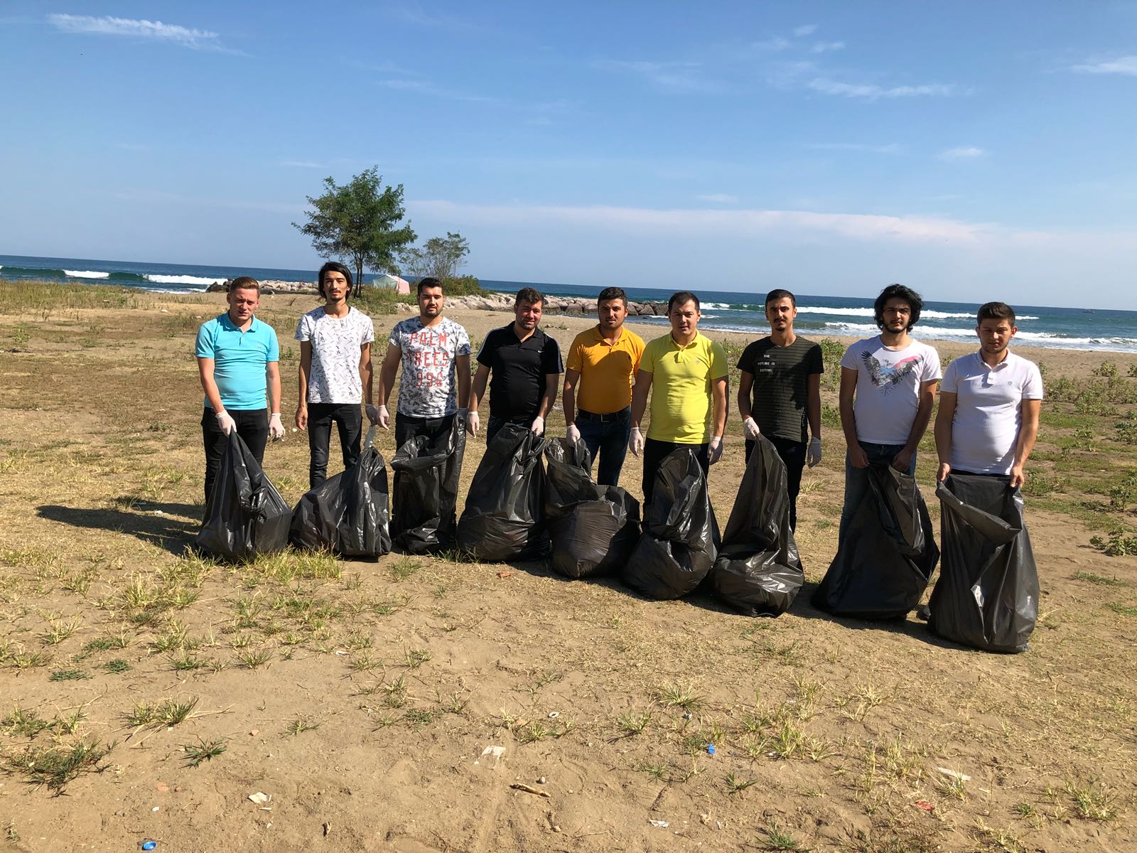 Giresun sahil kesimini çöplerden arındırdılar