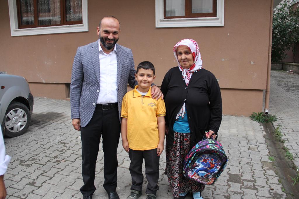 Küçük Berat’ı ilk okul gününde yalnız bırakmadı