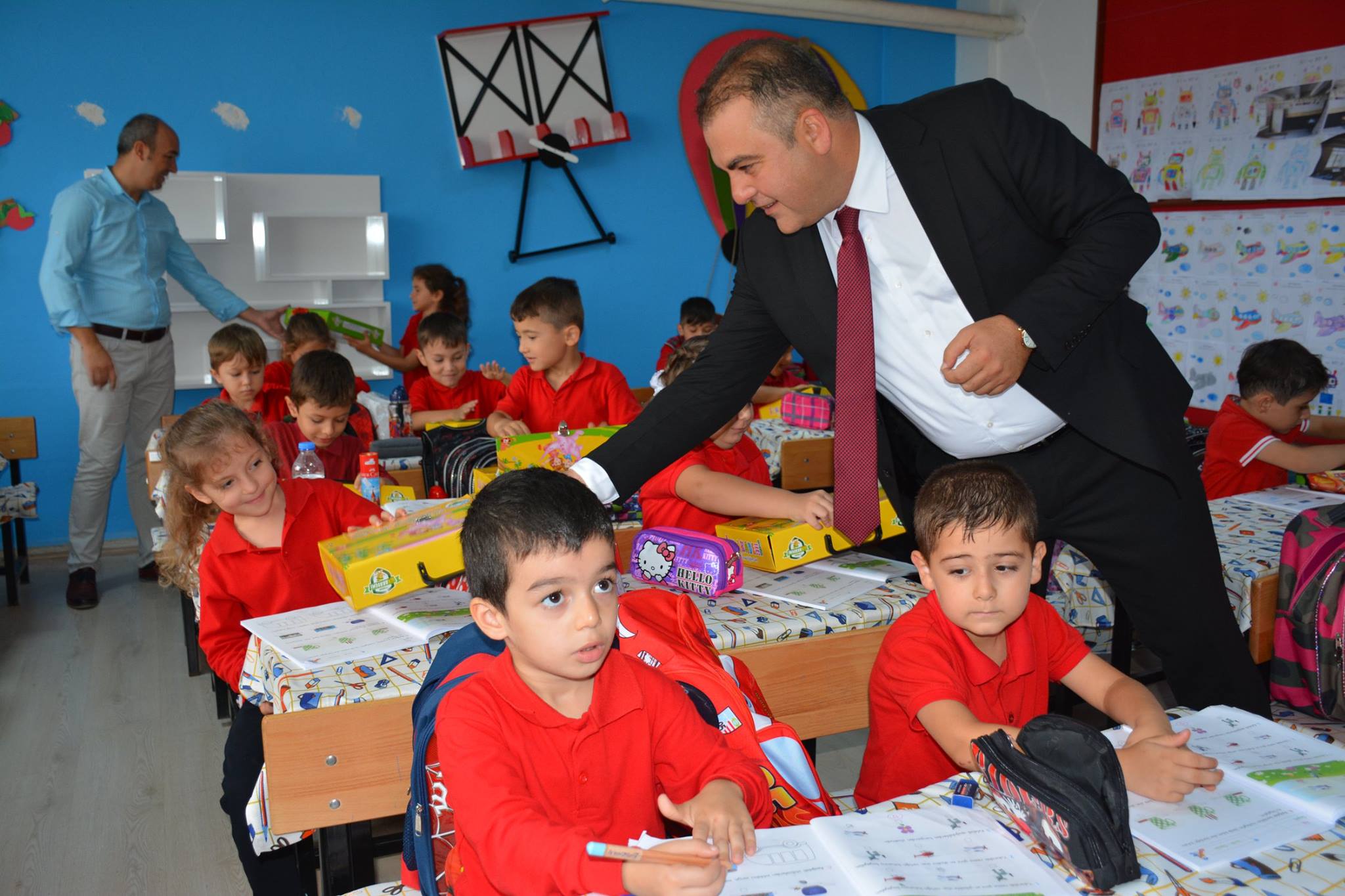 BAŞKANIMIZDAN ÖĞRENCİLERİMİZE ‘EĞİTİM SETİ’