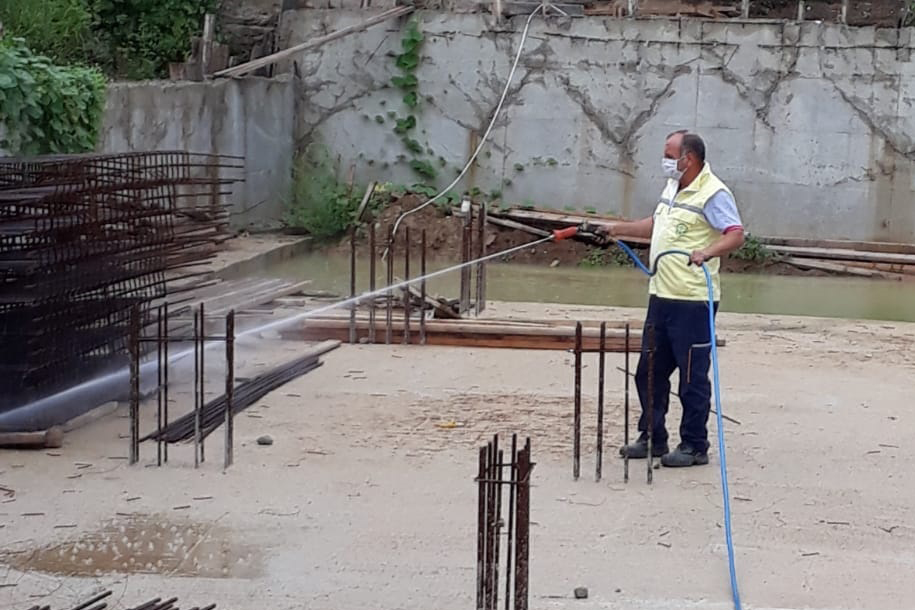 SOKAKLAR VE KANALİZASYON HATLARI İLAÇLANIYOR