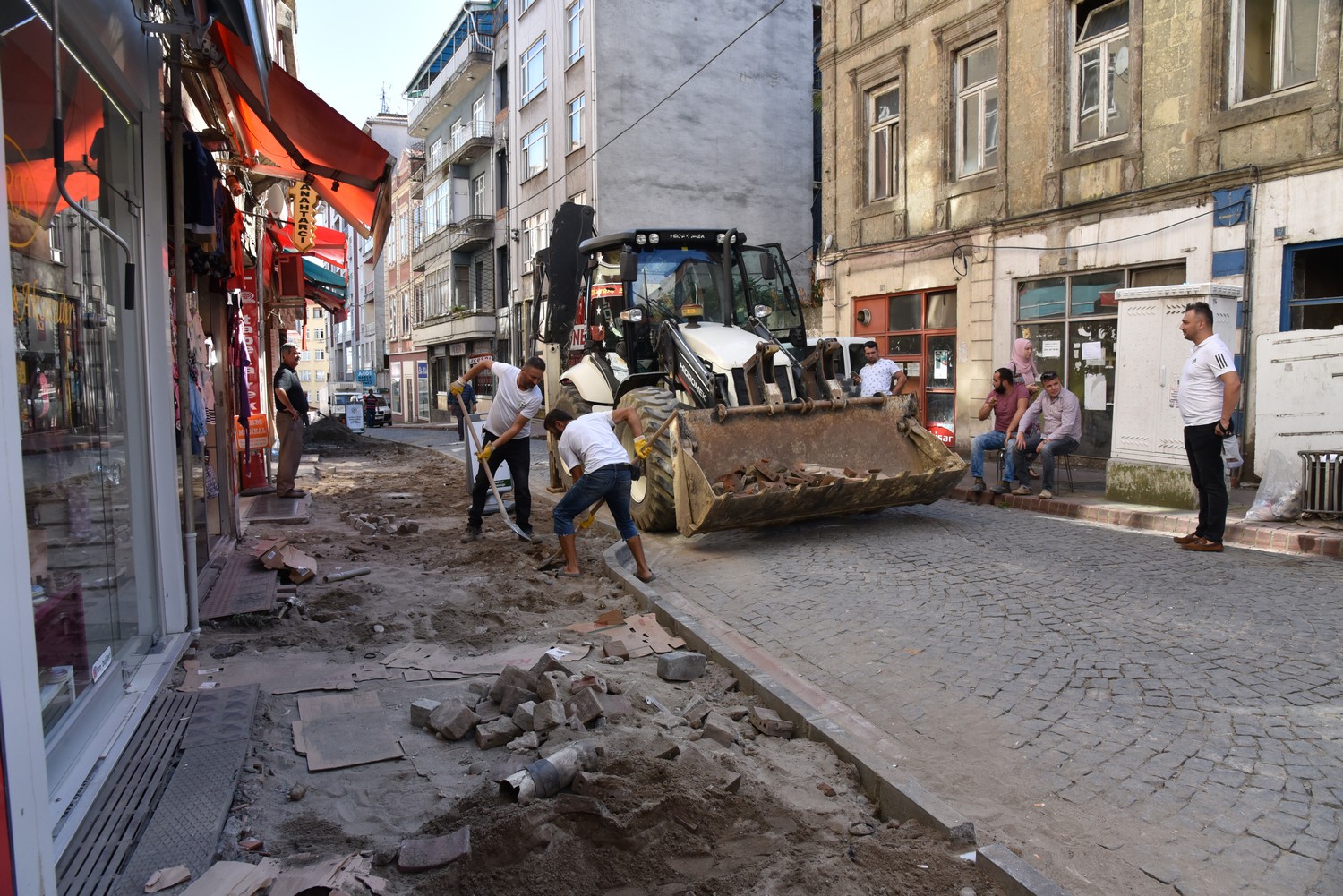 BOZUK OLAN KALDIRIMLAR YENİLENİYOR