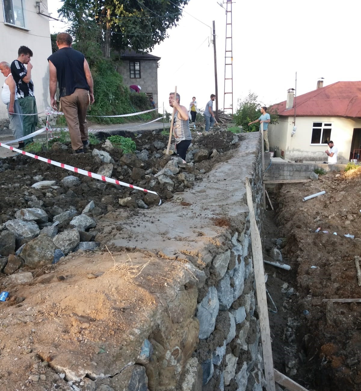 YÜKSELEN SOKAK’TA YOL GENİŞLETME VA TAŞ DUVAR ÇALIŞMASI
