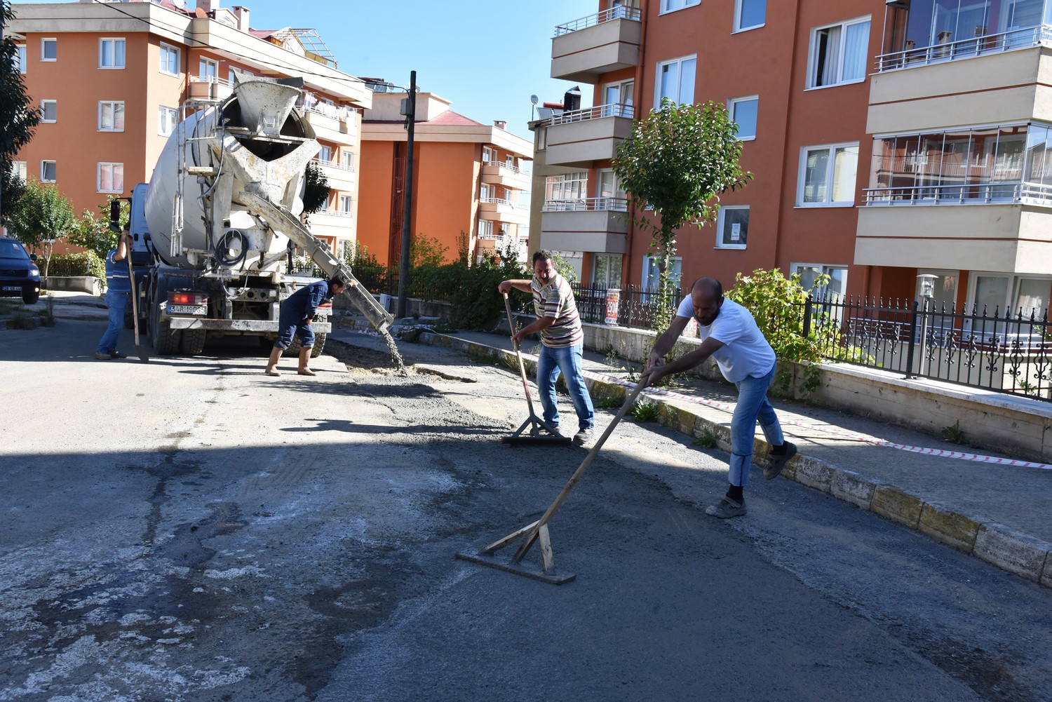  ARA SOKAKLARDA BETON YOL ÇALIŞMASI 