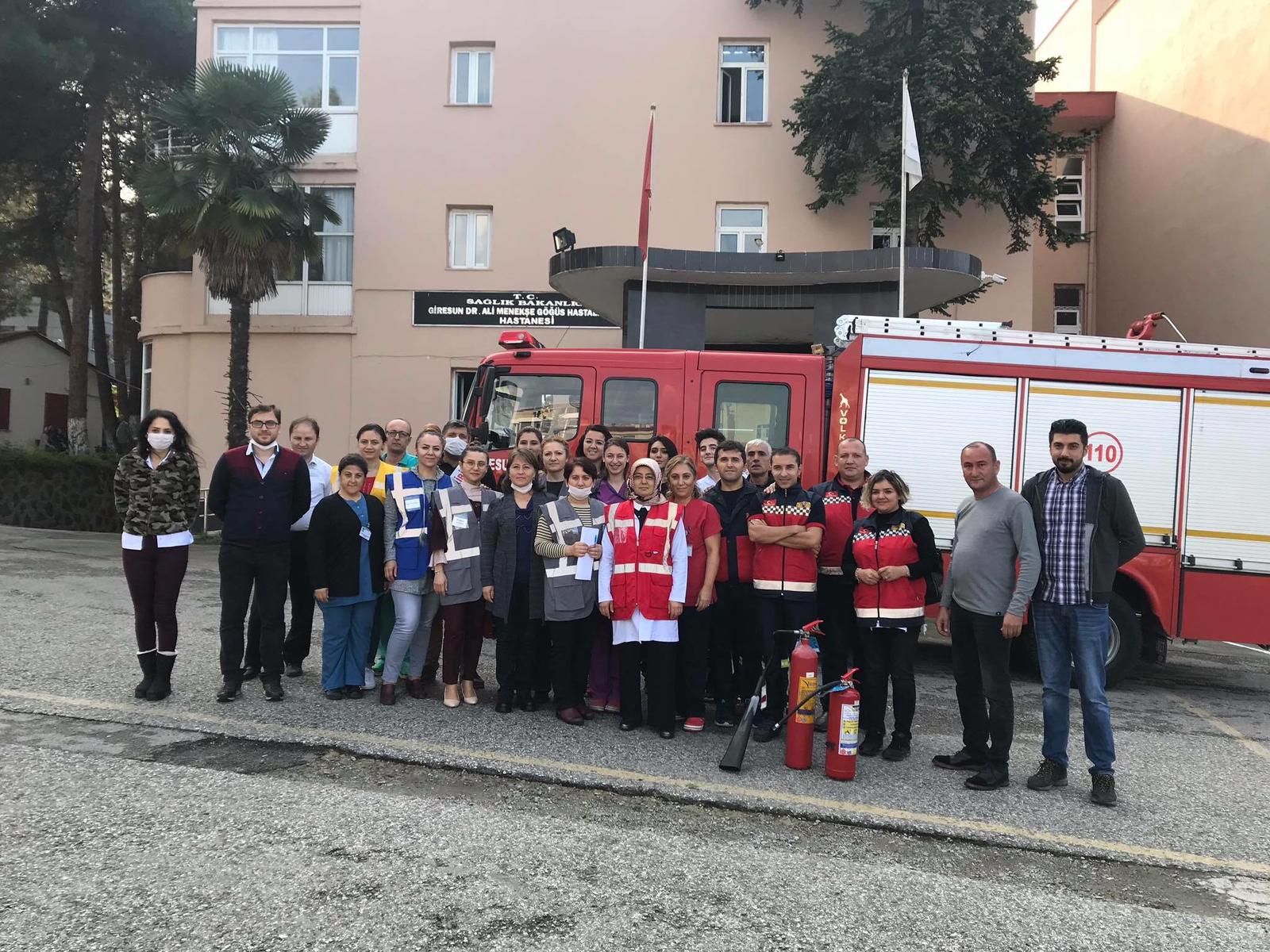 İTFAİYE EKİPLERİ YANGIN TATBİKATI YAPTI