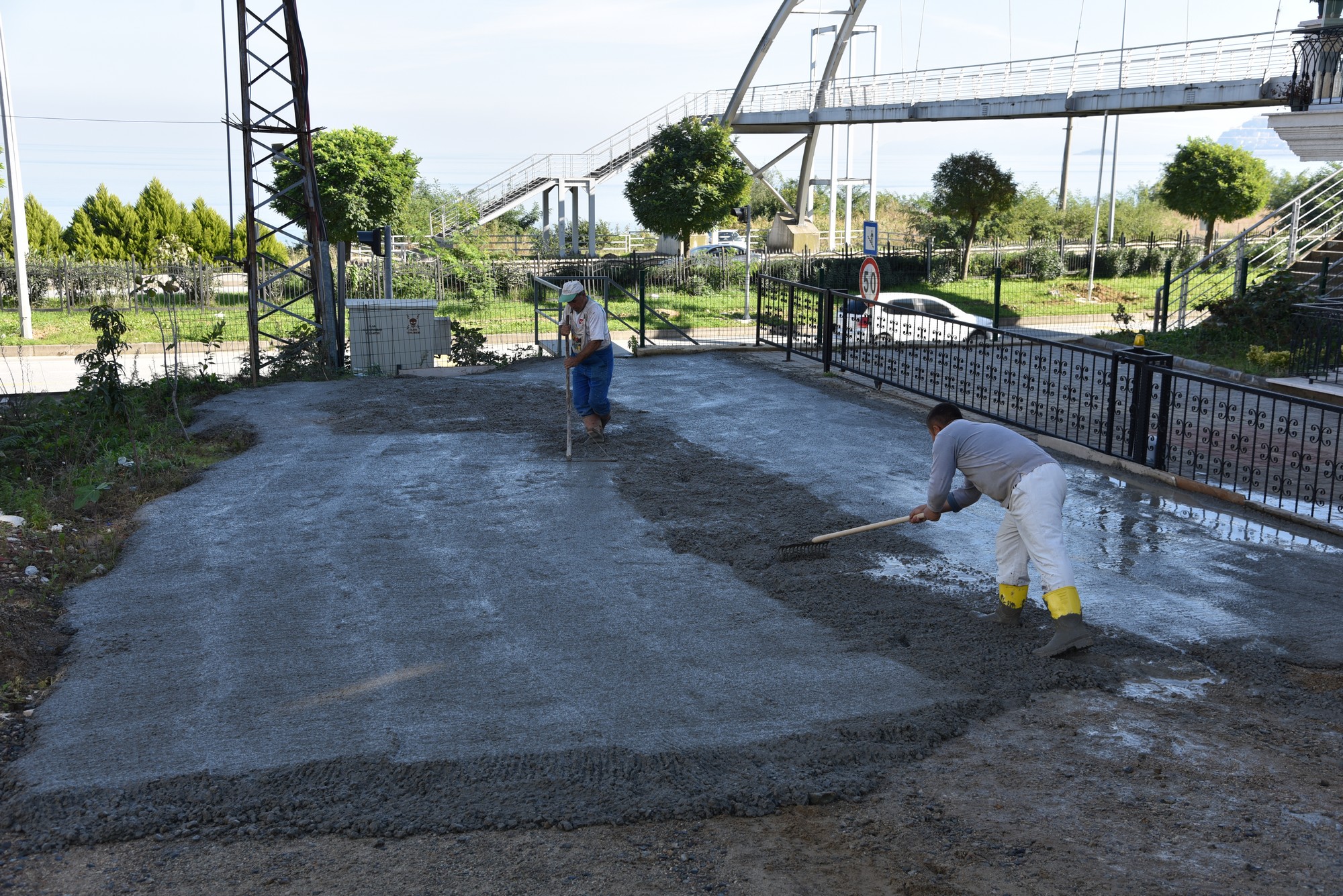 ÇEÇELİOĞLU CADDESİ’NDE YOL BETONLAMA VE KALDIRIM YAPIM ÇALIŞMASI