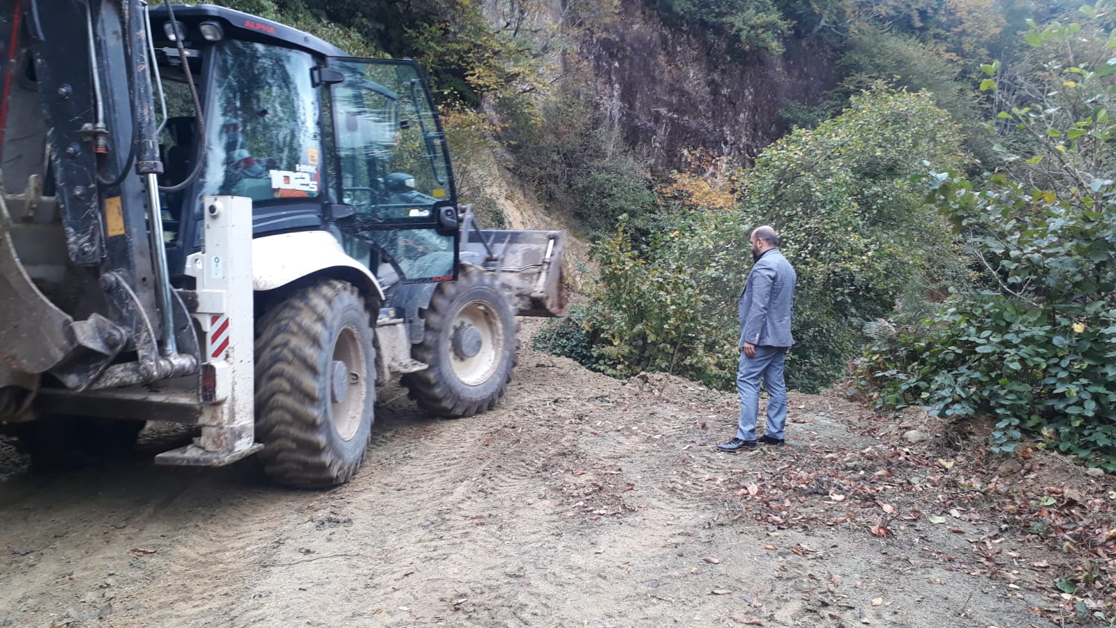 Başkan Karabıçak: Tirebolu’da beton yol çalışmalarımız devam ediyor